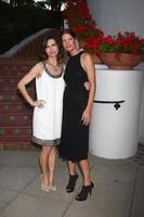 los angeles, 4 april - finola hughes, michelle stafford woont de gala-inzamelingsactie bij voor de romantische komedie, de weddenschap in het bacara-resort op 4 april 2013 in santa barbara, ca foto