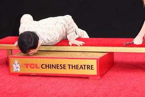 los angeles, jun 6 - jackie chan bij de hand- en voetafdrukceremonie voor jackie chan in het tcl chinese theater op 6 juni 2013 in los angeles, ca foto