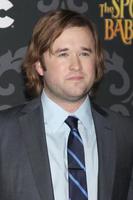 los angeles, 7 jan - haley joel osment bij de ifc s the buit van babylon screening bij directors guild of america op 7 januari 2014 in los angeles, ca foto