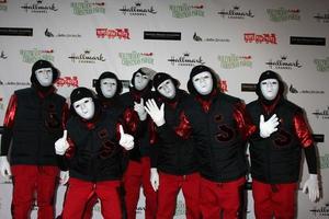 los angeles, 27 nov - jabbawockeez arriveert op de hollywood kerstparade van 2011 op hollywood boulevard in sycamore op 27 november 2011 in los angeles, ca foto