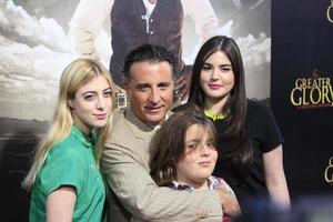 los angeles, 31 mei - andy garcia, familie arriveert bij de première voor grotere glorie in ampas theater op 31 mei 2012 in beverly hills, ca foto