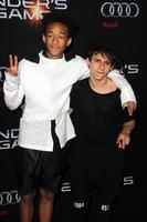 los angeles, 28 okt - jaden smith, moises arias bij de ender's game los angeles première in tcl chinese theater op 28 oktober 2013 in los angeles, ca foto