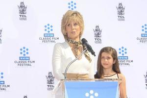 los angeles, 26 april - jane fonda, viva vadim bij de jane fonda hand- en voetafdrukceremonie in het chinese theater op 26 april 2013 in los angeles, ca foto