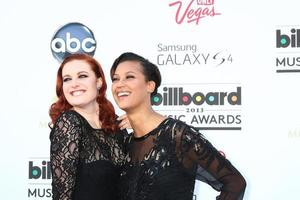 los angeles, 19 mei - icona pop arriveert op de billboard music awards 2013 in de mgm grand garden arena op 19 mei 2013 in las vegas, nv foto