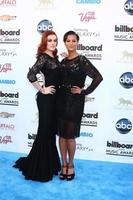 los angeles, 19 mei - icona pop arriveert op de billboard music awards 2013 in de mgm grand garden arena op 19 mei 2013 in las vegas, nv foto