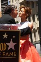 los angeles, 20 jun - gregory nava, jennifer lopez bij de hollywood walk of fame ster ceremonie voor jennifer lopez in het w hollywood hotel op 20 juni 2013 in los angeles, ca foto