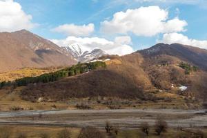 Kaukasische bergen en verbazingwekkende wolken foto