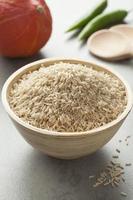 bruine rijst in een kom