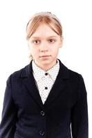 portret van blond Kaukasisch schoolmeisje dat op wit wordt geïsoleerd