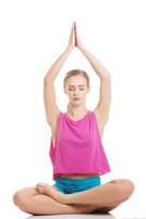 mooie jonge blanke vrouw is aan het oefenen, yoga doen. foto