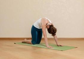 Kaukasische vrouw beoefent yoga in studio (goasana)
