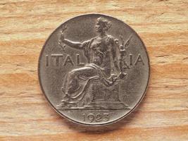 1 lira munt voorzijde met zittende vrouw met laurier representin foto
