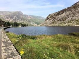 een uitzicht op het platteland van Wales in Snowdonia in de buurt van Lake Ogwen foto