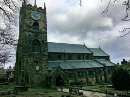 een uitzicht op de Haworth-kerk in yorkshire foto