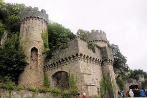 abergele in wales in het verenigd koninkrijk in mei 2015. uitzicht op gwrych castle foto