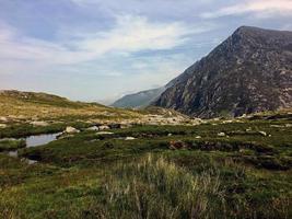 een uitzicht op het platteland van Wales in Snowdonia in de buurt van Lake Ogwen foto