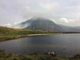 een uitzicht op het platteland van Wales in Snowdonia in de buurt van Lake Ogwen foto