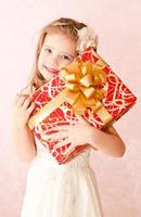 portret van gelukkig schattig klein meisje met geschenkdoos