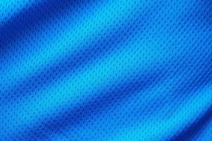 blauwe stof sportkleding voetbaltrui met luchtgaas textuur achtergrond foto