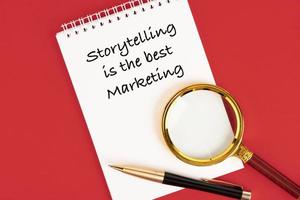 storytelling is de beste marketing, tekst, zakelijke zin, motivatie, geschreven in een wit notitieboekje op een rode achtergrond. foto