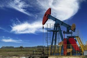 olie industrie. olie platform. oliepompen op een achtergrond van blauwe lucht met wolken. ruimte kopiëren. foto
