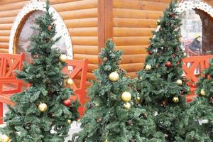 kerstachtergrond, nieuwjaarsversieringen in de vorm van veelkleurige ballen op een nieuwjaarsboom. ruimte kopiëren. foto