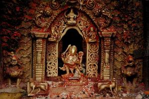 bronzen godin bij hindoetempel in nepal.