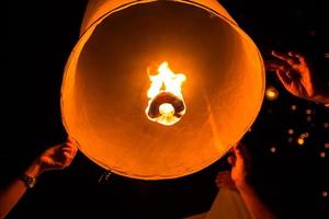 drijvende Aziatische lantaarns foto