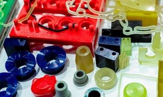 technische kunststoffen. plastic materiaal gebruikt in de verwerkende industrie. wereldwijd engineering plastic marktconcept. polyurethaan en abs kunststof onderdelen materialen. plastic injectie machine producten. foto