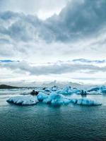 ijsland, jokulsarlon lagune, turquoise ijsbergen drijvend in gletsjerlagune op ijsland. foto