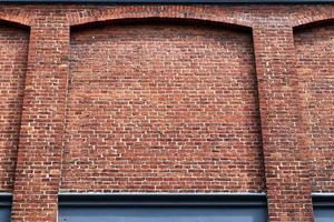 oude bakstenen muur. textuur van oude verweerde bakstenen muur panoramische achtergrond foto