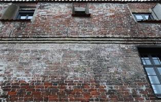 oude bakstenen muur. textuur van oude verweerde bakstenen muur panoramische achtergrond foto