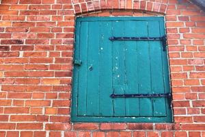 oude bakstenen muur. textuur van oude verweerde bakstenen muur panoramische achtergrond foto