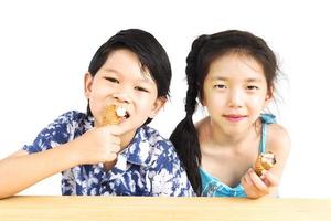 Aziatische kinderen eten ijs foto