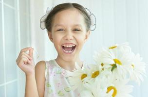 klein meisje met dasies bloemen