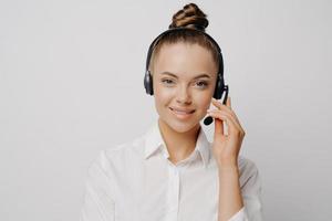 vrouwelijke technische ondersteuningsmedewerker met zwarte headset foto