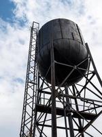 oude grote watertank. foto