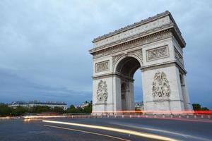 Arc de Triomphe in Parijs in de avond