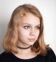 Kaukasisch blond tienermeisje in zwarte choker foto