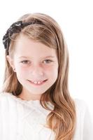 echte mensen: glimlachend Kaukasisch meisje boog doorboorde oren foto