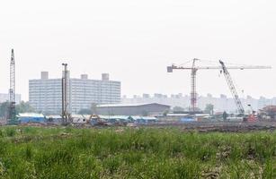 hoge kraan en boormachine op de bouwplaats. foto