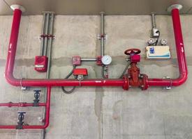 de rode metalen pijp en de grote klep van het brandbestrijdingssysteem; foto