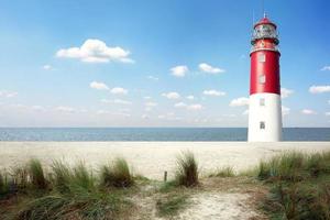 oude vuurtoren zoeklichtstraal door mariene lucht. foto