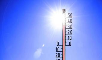 thermometer met celsiusschaal die extreem hoge temperaturen aangeeft. foto