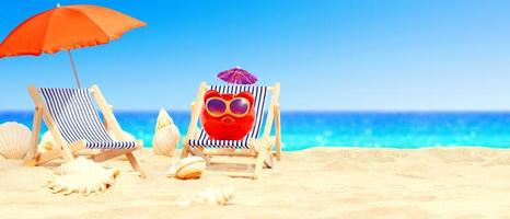 spaarvarken met zonnebril op tropisch strand - zomervakantie. foto