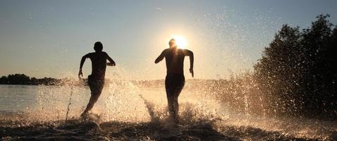 groep vrienden die plezier hebben op het strand. foto