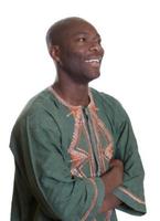 Afrikaanse man met traditionele kleding zijwaarts op zoek foto