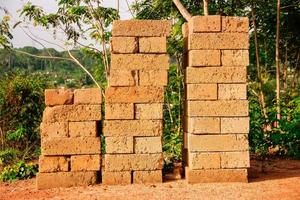 cementblokken voor de bouw, verpakt in twee rijen.. bouwmaterialen foto