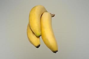 drie gele bananen foto