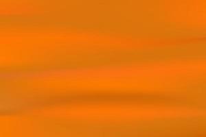 het oranje stoffen oppervlak ziet er gekreukt uit. foto